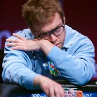 Dyer massiv chip leader med sex spelare kvar i main event