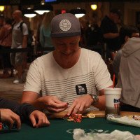 Nio svenskar klara för dag tre i WSOP main event